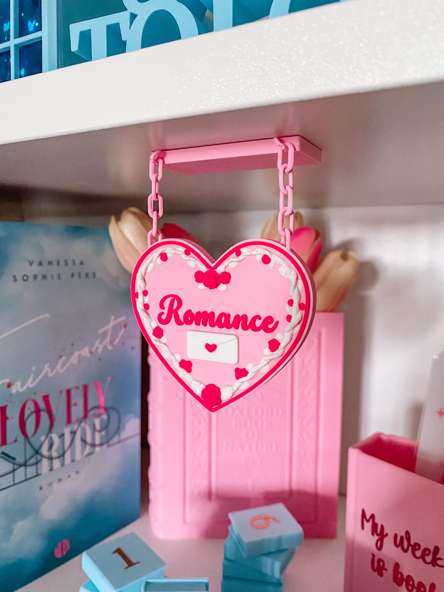 Hängendes Regalschild „Romance“