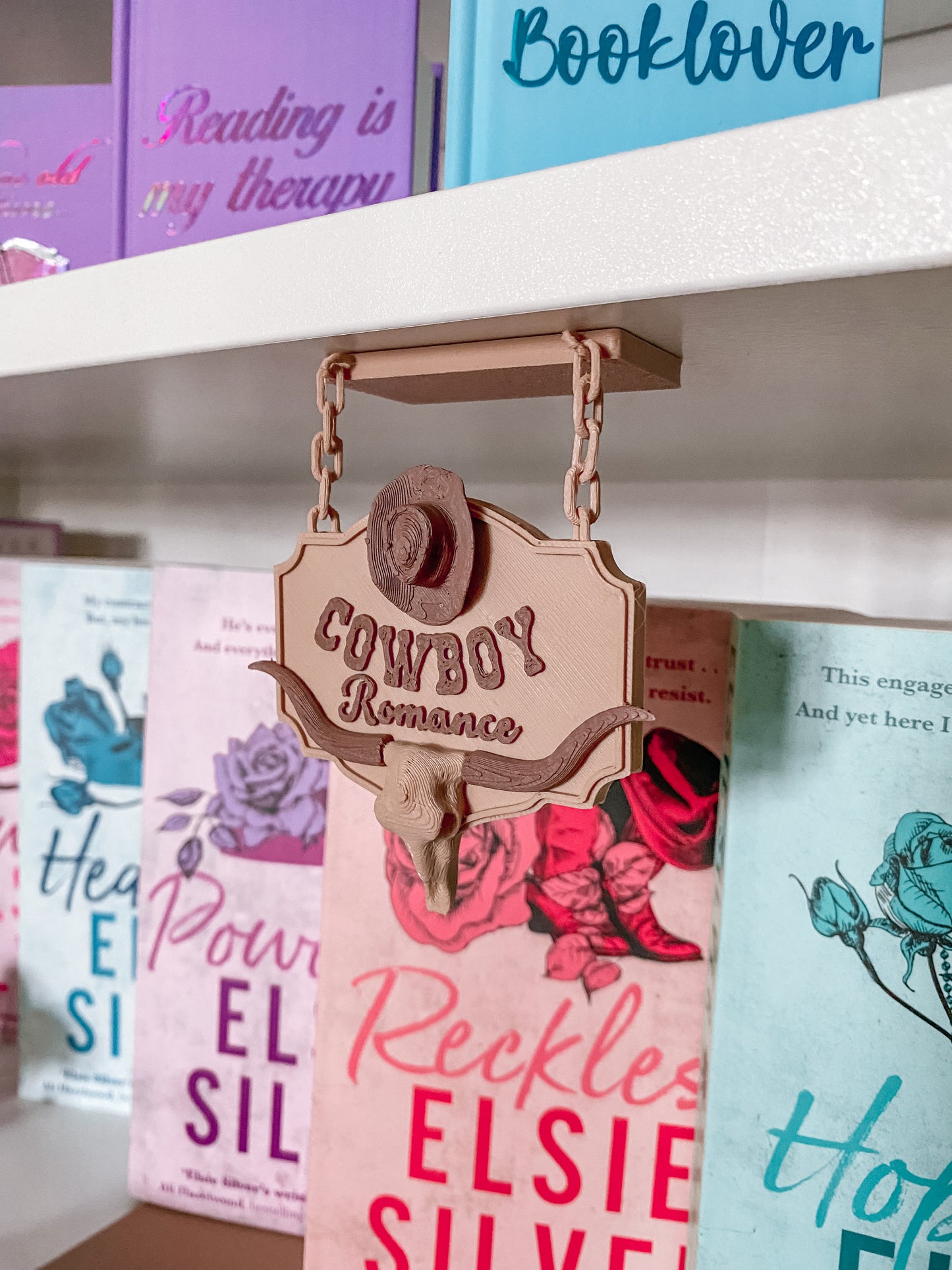 Hängendes Regalschild „Cowboy Romance“