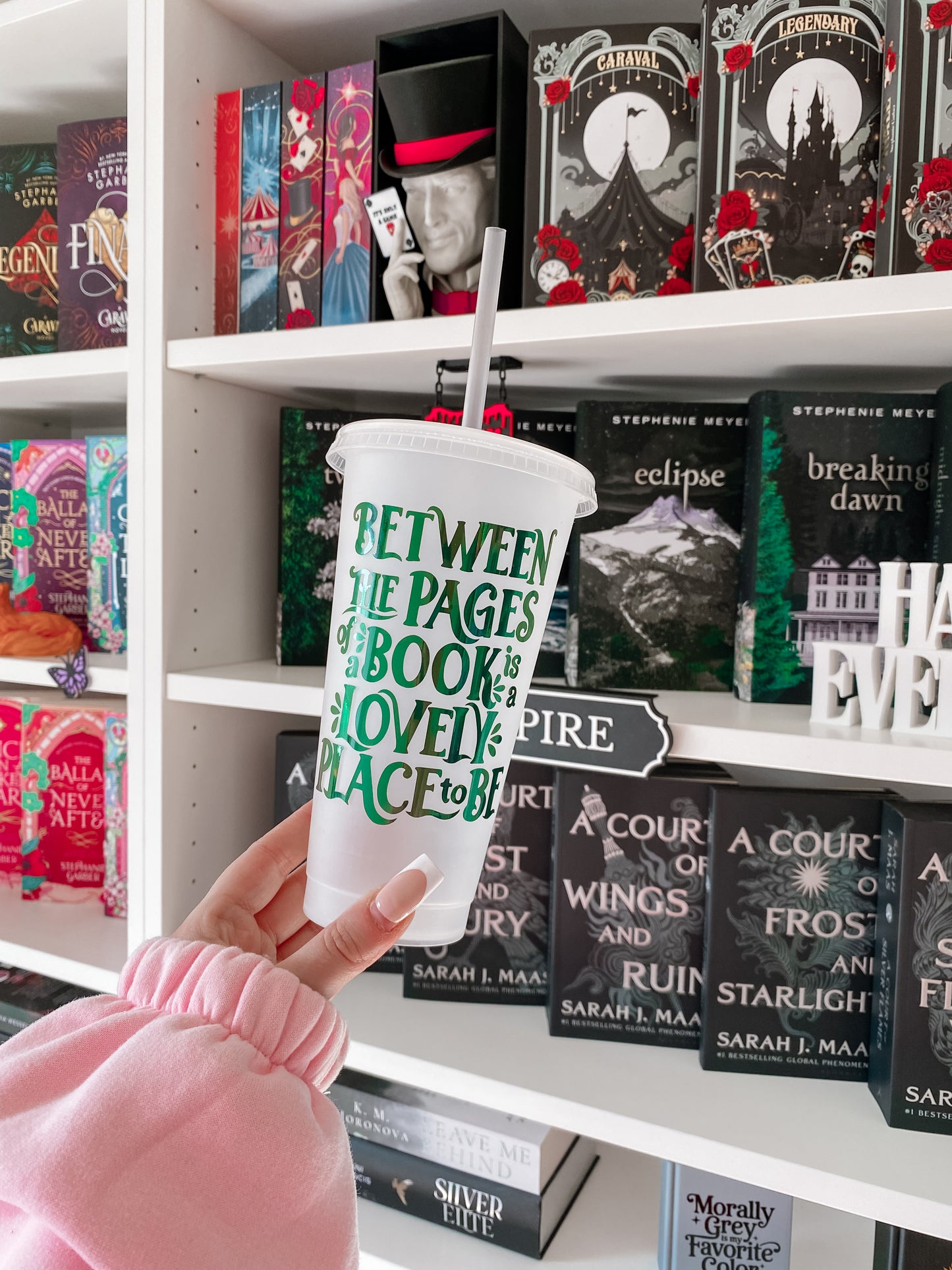 Between The Pages Of A Book Trinkbecher