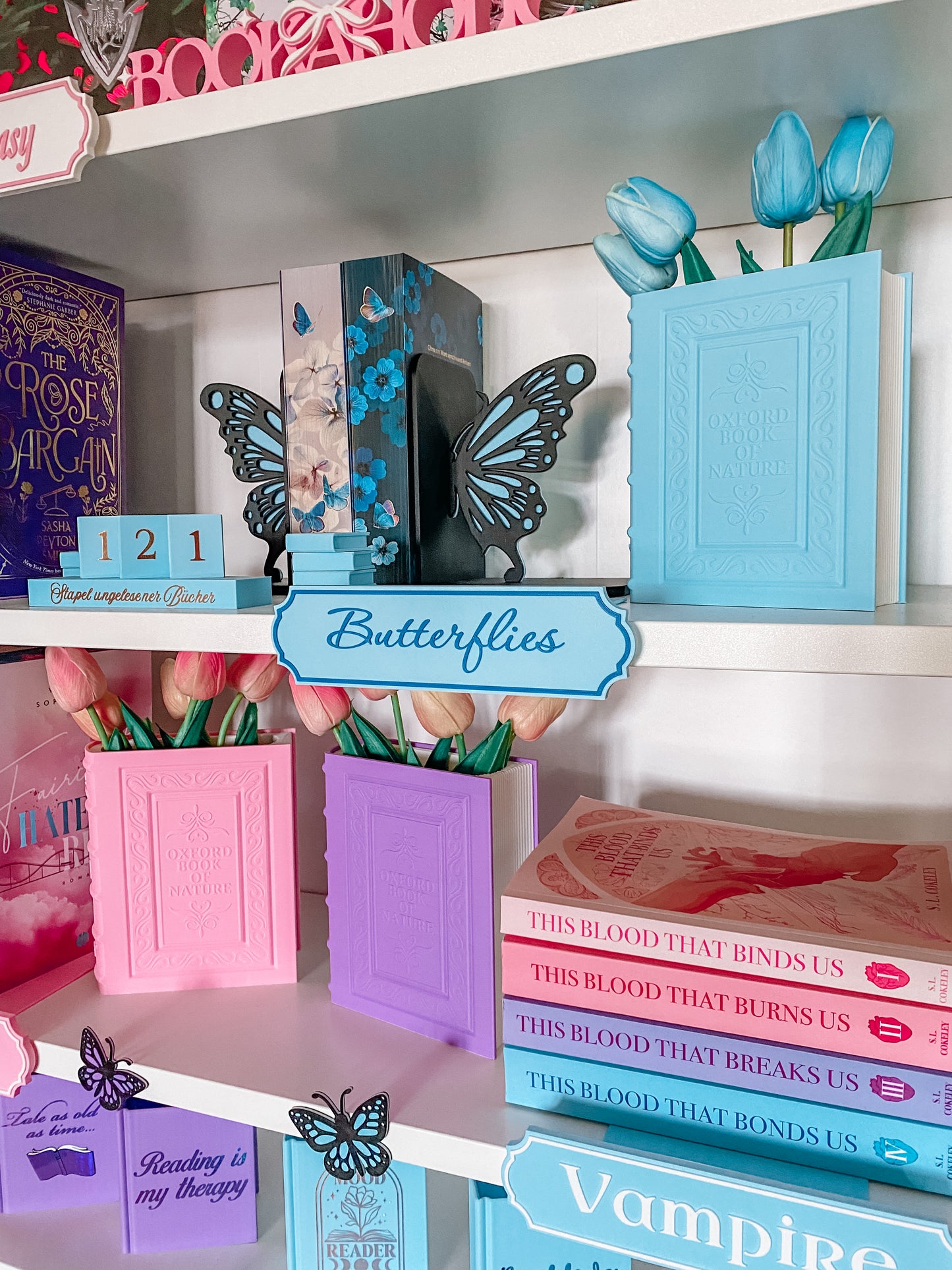 Blumenvase in Buchform