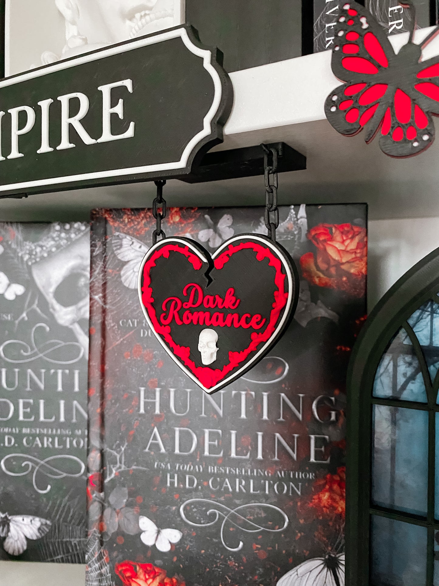 Hängendes Regalschild „Dark Romance“