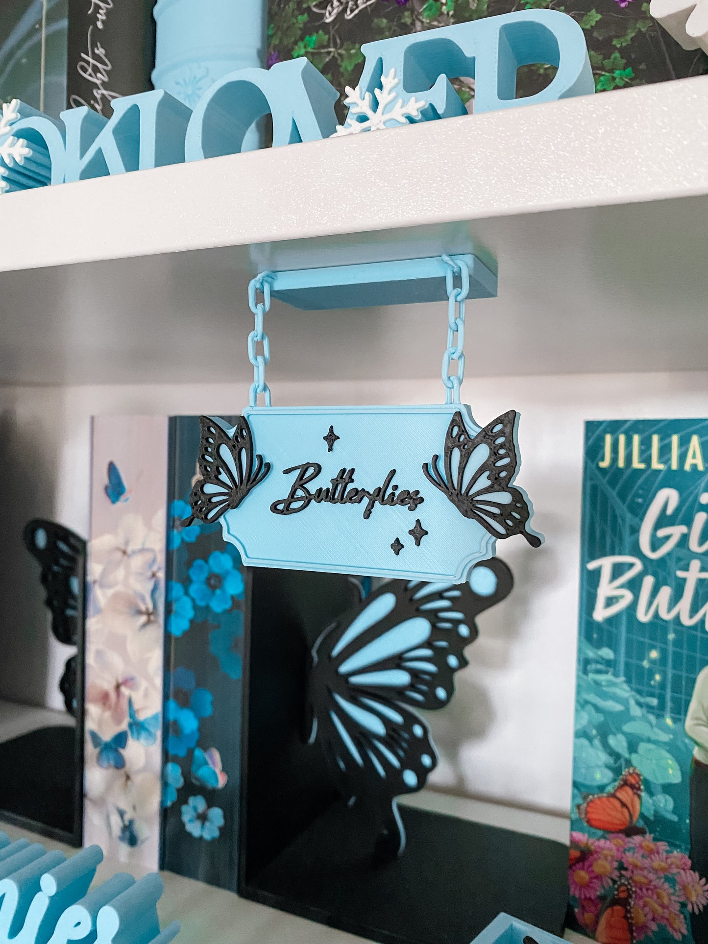 Hängendes Regalschild „Butterflies“