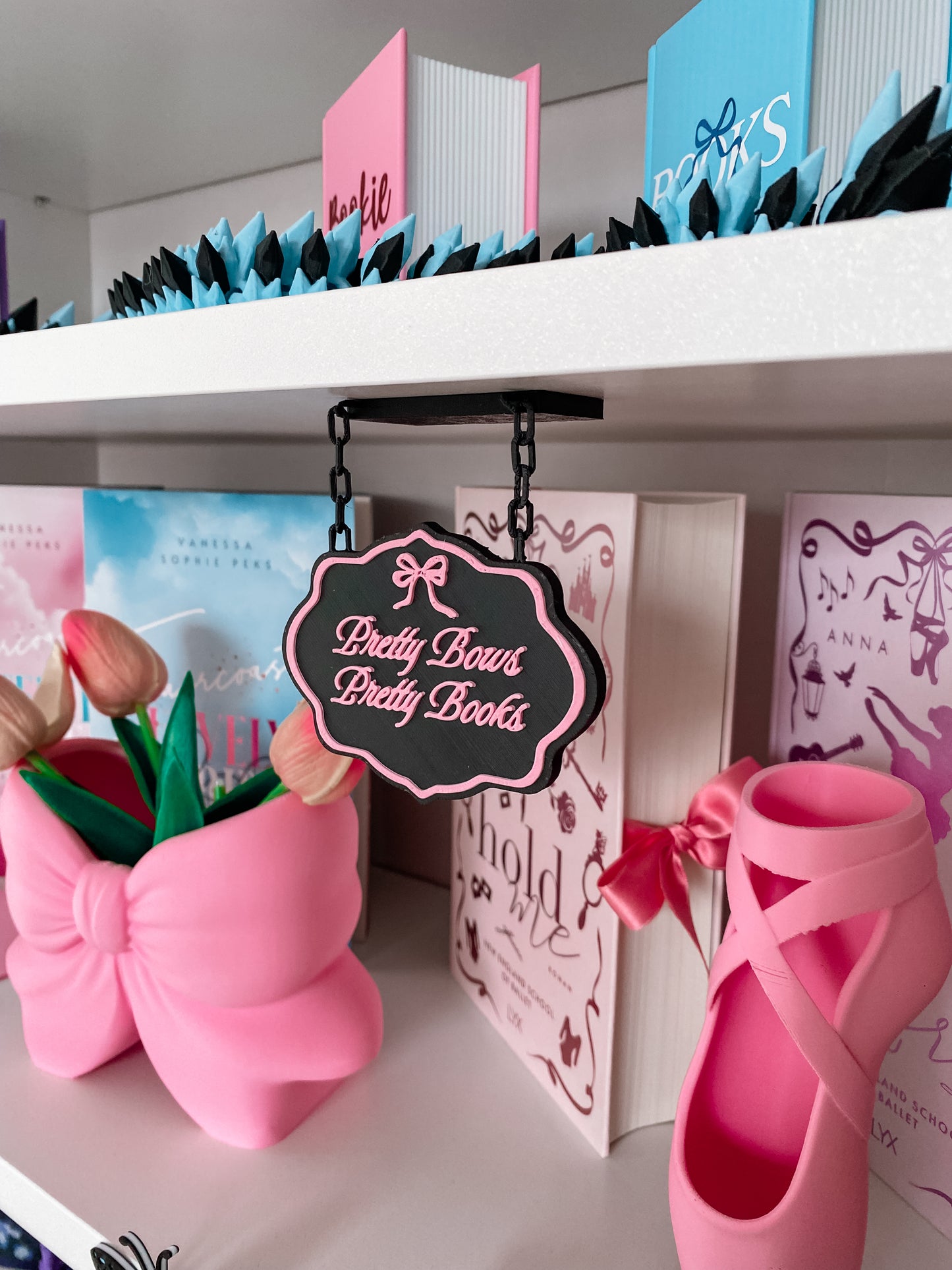 Hängendes Regalschild „Pretty Bows, Pretty Books“
