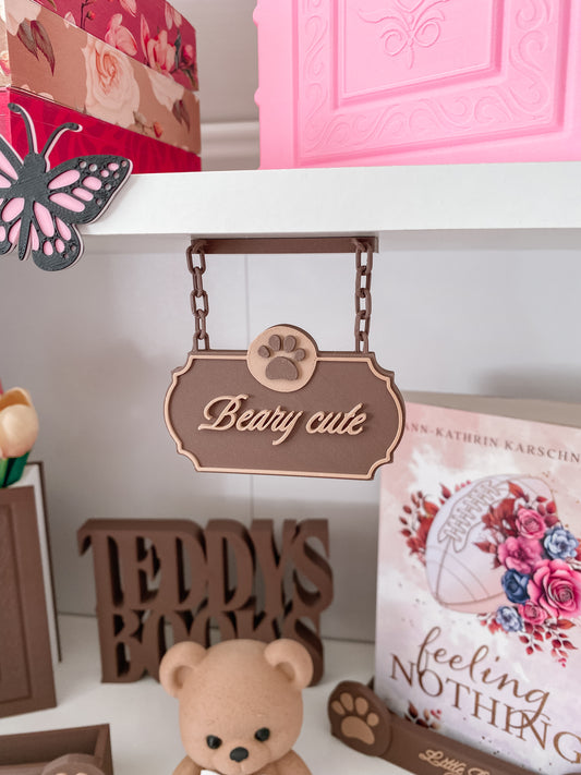 Hängendes Regalschild „Beary Cute“