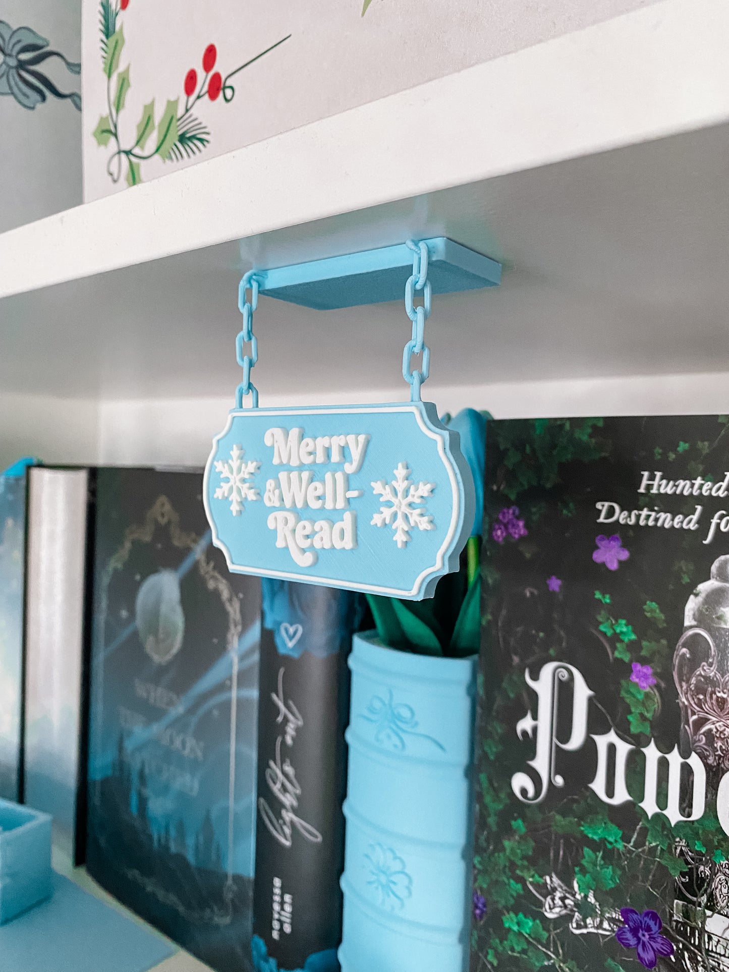 Hängendes Regalschild „Merry Well-Read“