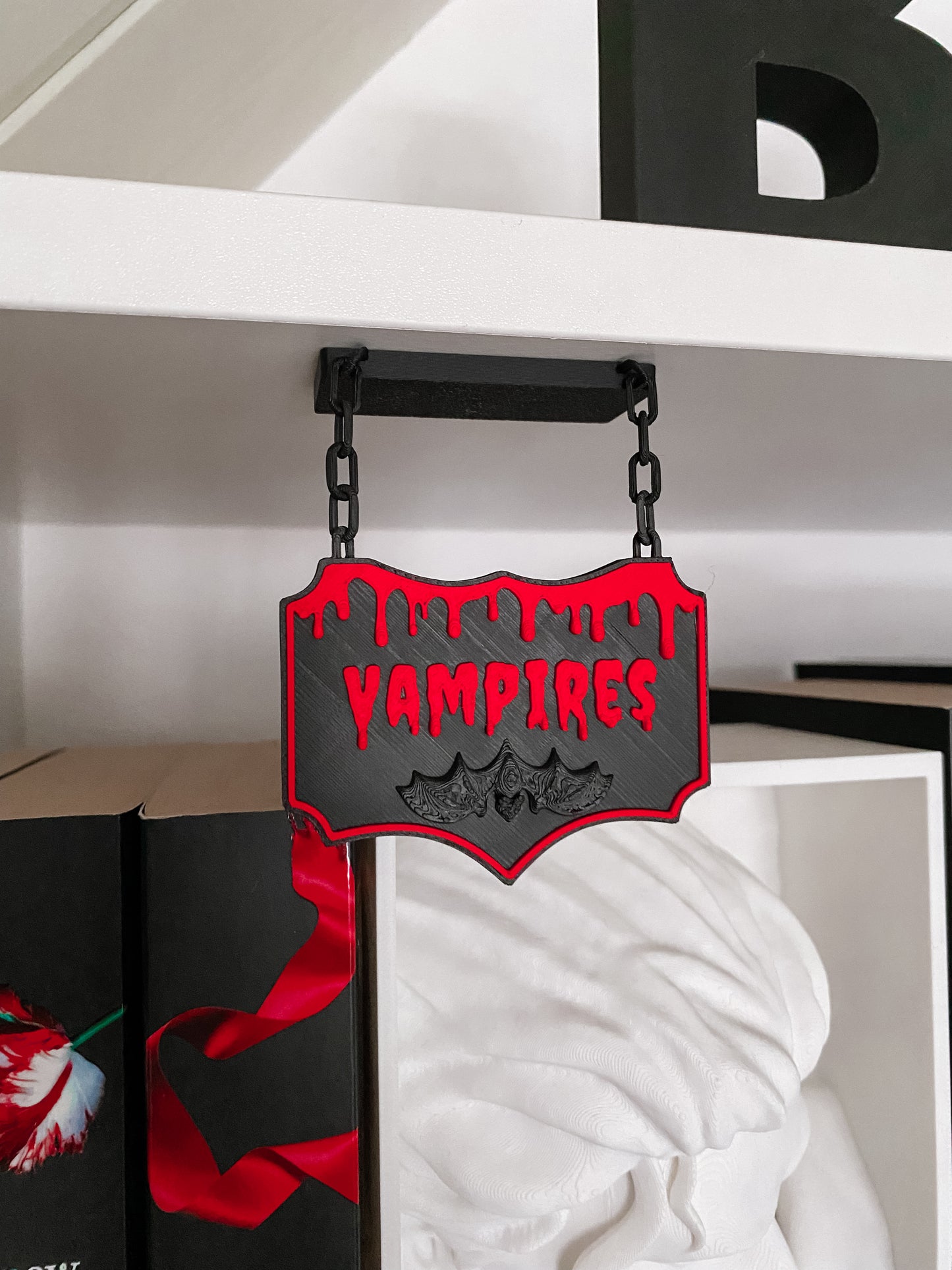 Hängendes Regalschild „Vampires“
