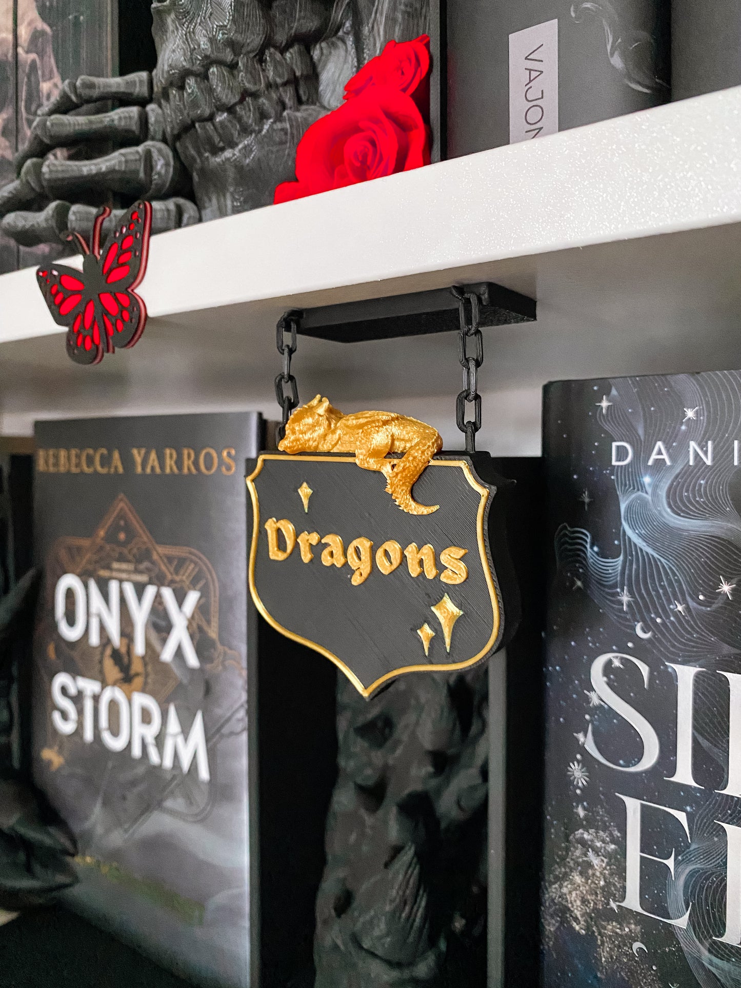 Hängendes Regalschild „Dragons“