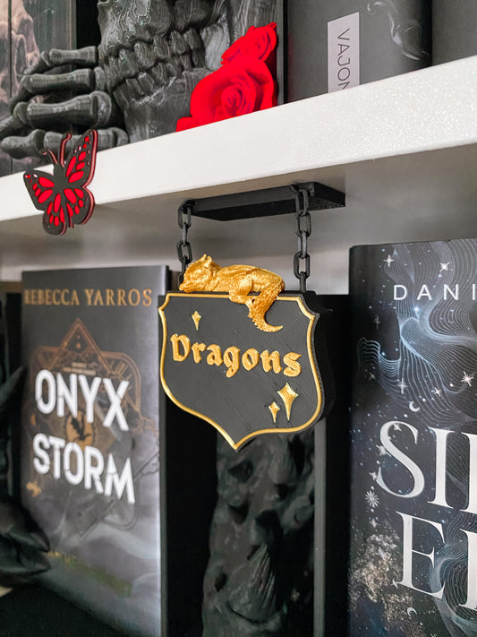 Hängendes Regalschild „Dragons“